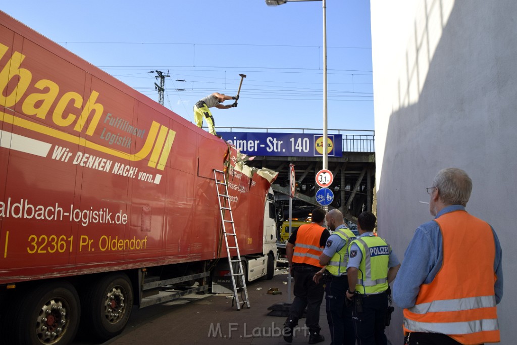 LKW blieb unter Bruecke haengen Koeln Deutz Opladenerstr Deutz Muelheimerstr P141.JPG - Miklos Laubert